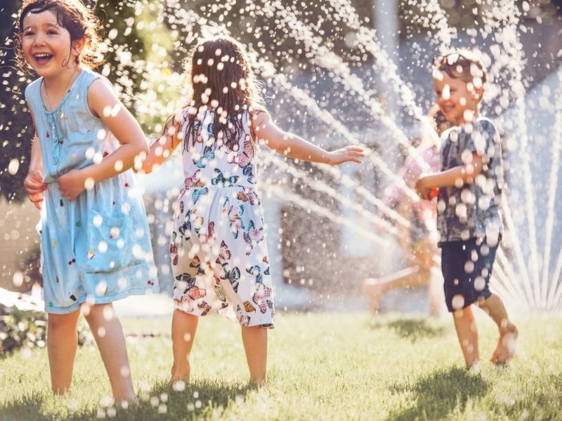 Kinder spielen im Garten